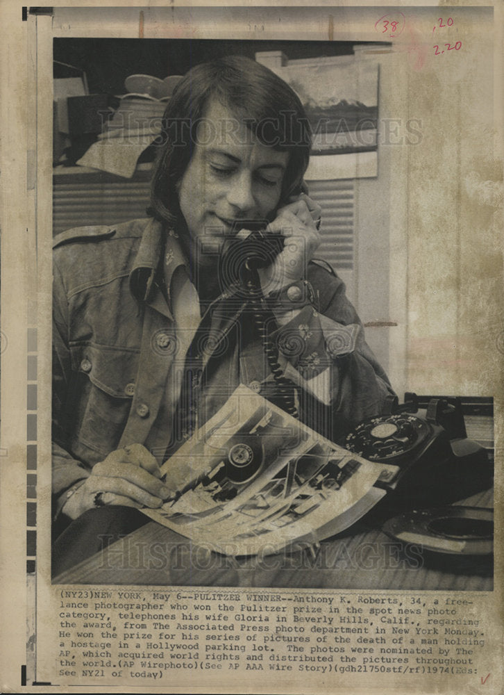 1974 Press Photo Anthony K Roberts Actor Photographer - Historic Images