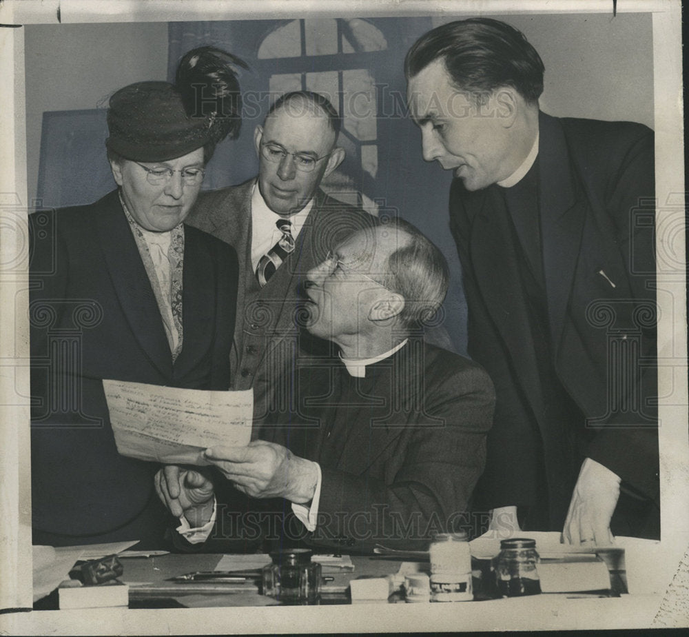 1949 Press Photo Paul Roberts St John Episcopal Kettle - Historic Images