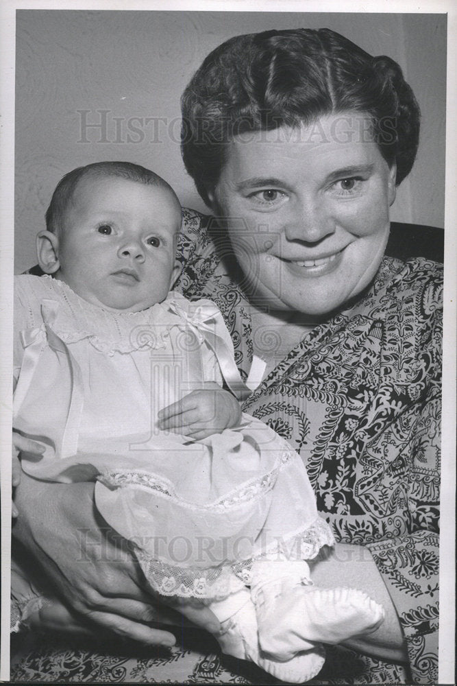 1950 Press Photo Mrs. J. J. Reisbeck and baby - Historic Images