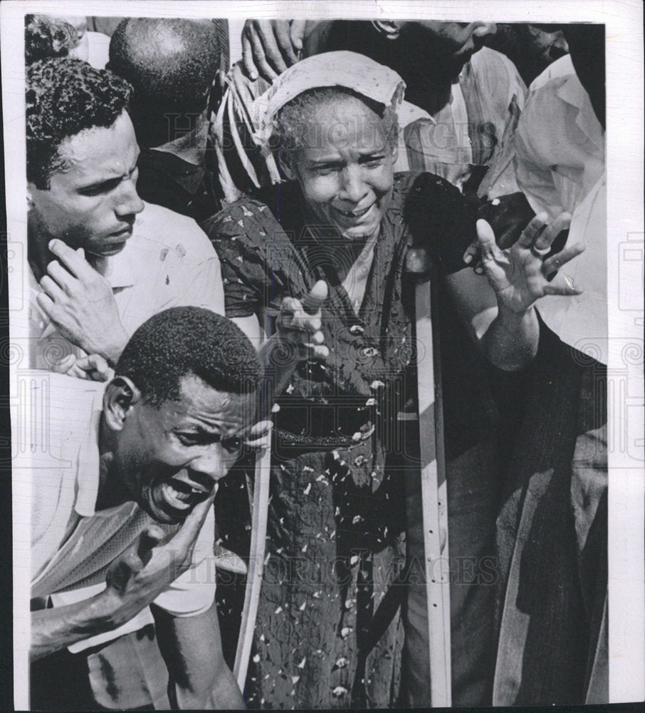 1964 Press Photo People crying at grave of Riot Victims - Historic Images