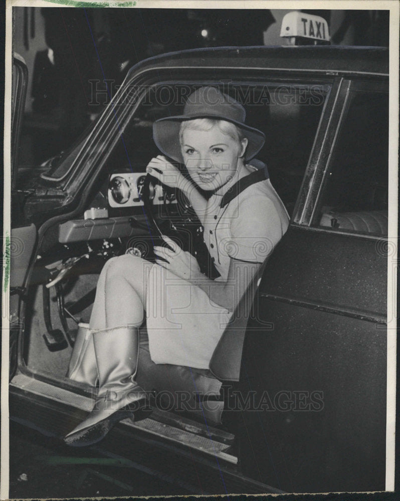 1967 Press Photo Model Cab Driver Jeannette Conem Paris - Historic Images