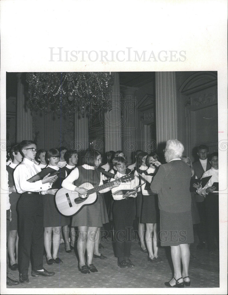 1969Press Photo At mansion house song program presented - Historic Images