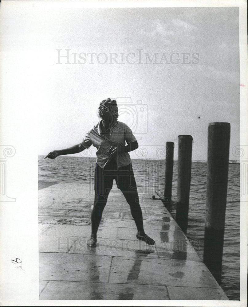 1964 Press Photo Fisherman catch fish swinging pier way - Historic Images