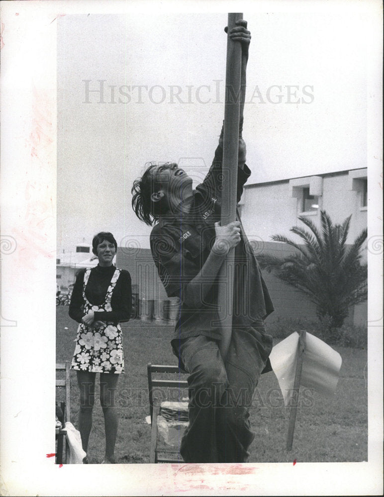 1969 Press Photo Brian Schauder exhausted Greased pole - Historic Images