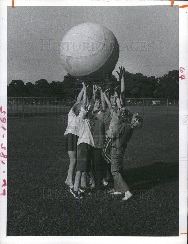 1972 Press Photo Mystique Game Push Ball Fossil Park - Historic Images