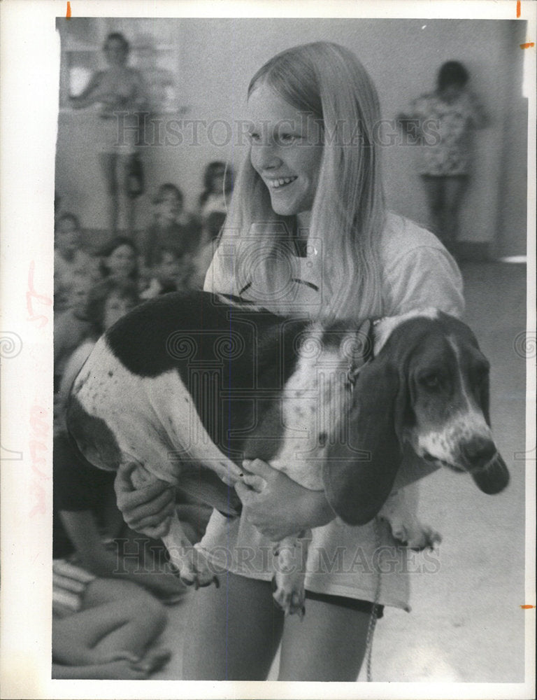 1972 Press Photo Chloe,in her owners arm at Pet Show. - Historic Images