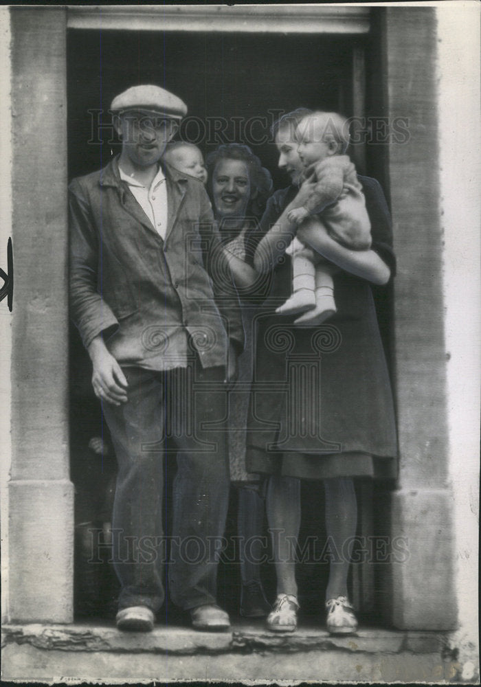 1944 Press Photo German woman US troops house family - Historic Images