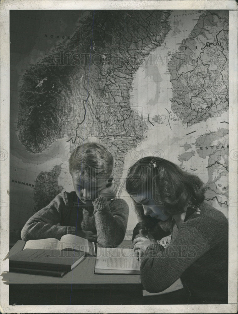 1943 Press Photo Norway Sweden homeland Read Lesson Map - Historic Images