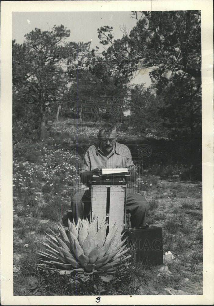 1947 Press Photo Mescal P.T Cemetery Worker Chicago - Historic Images