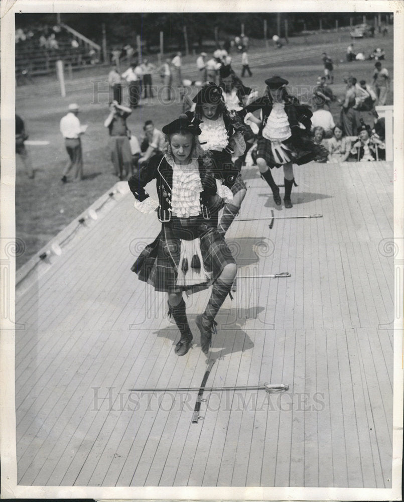 1952 Press Photo Bagpipe fans Scottish reel Antagonist - Historic Images