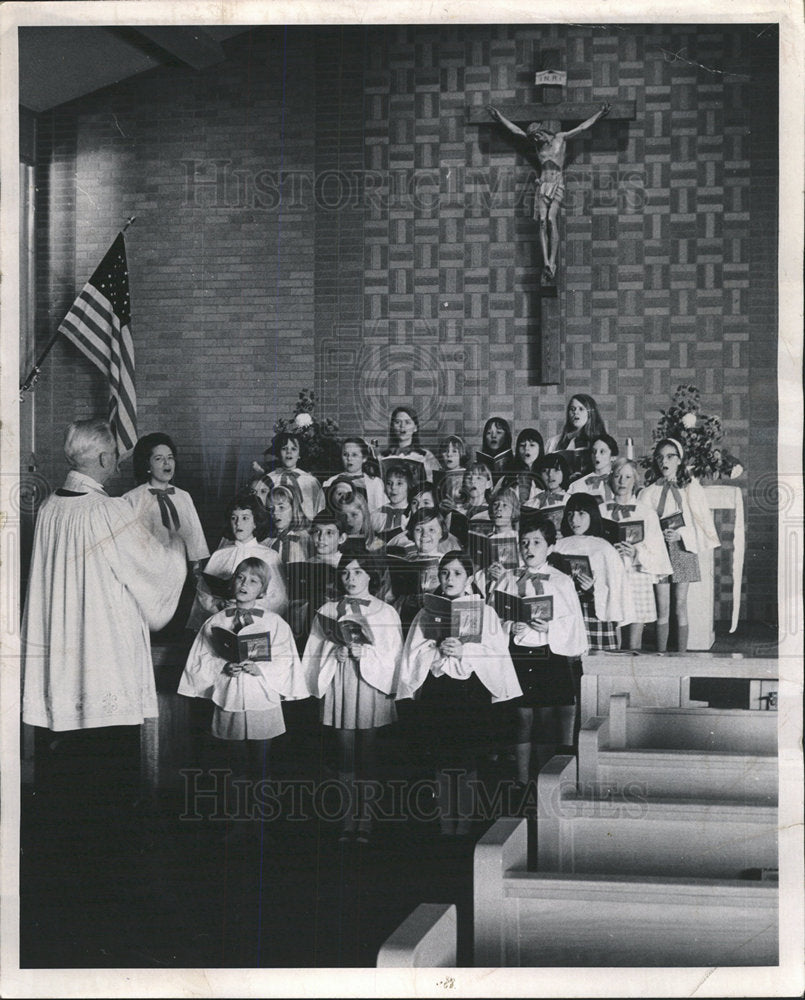 1970 Press Photo Notre Dame Church Christmas songs join - Historic Images