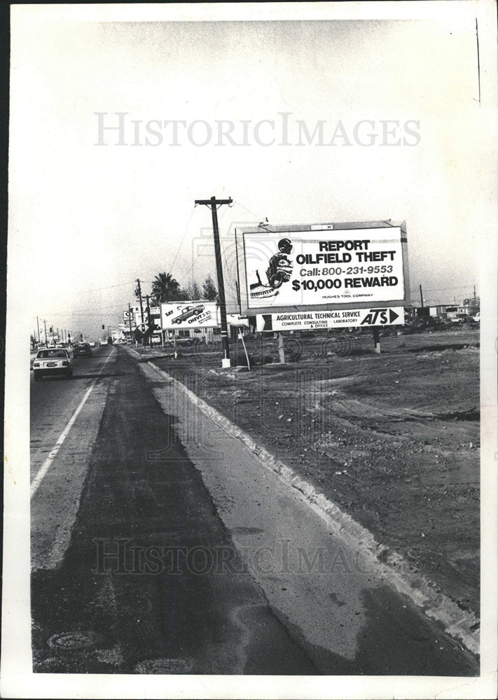 1981 Press Photo Billboard Sign Oil Field Thefts - Historic Images