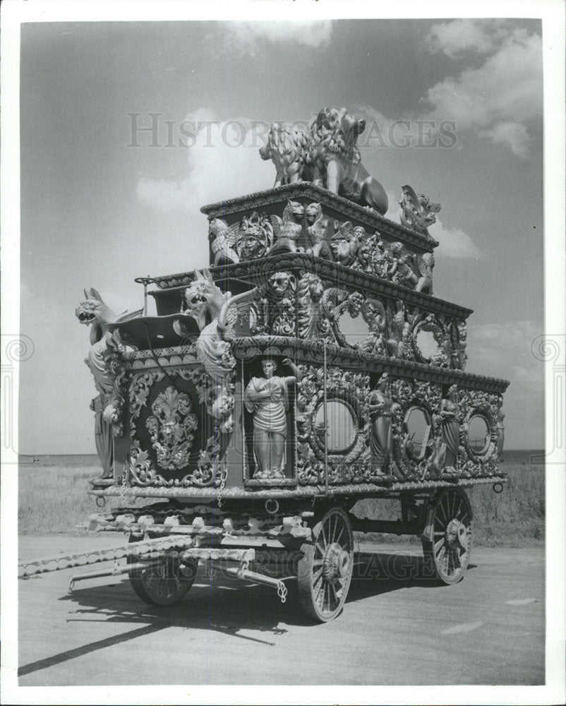 Press Photo Telescoping Tableau Parade Vehicle Circus - Historic Images