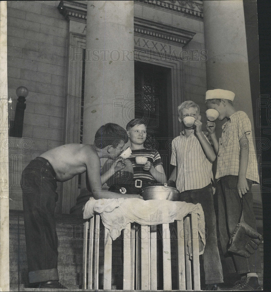 1949 Press Photo Dickie McCann Denver businessmen rent - Historic Images