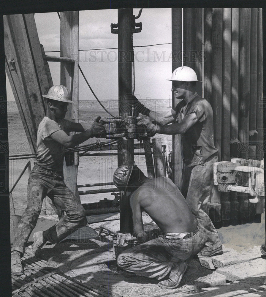 1956 Press Photo Drilling crews San Juan Basin oil Colo - Historic Images