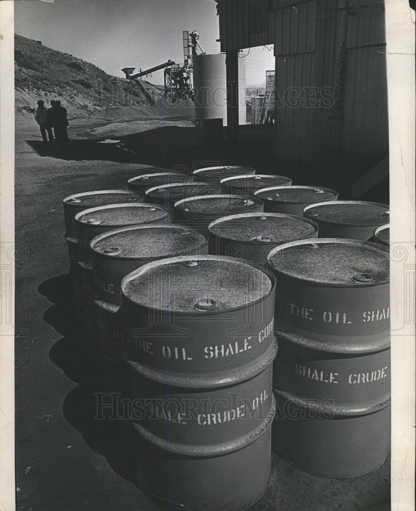 1976 Press Photo Oil Shale Crude Tens People Plant - Historic Images