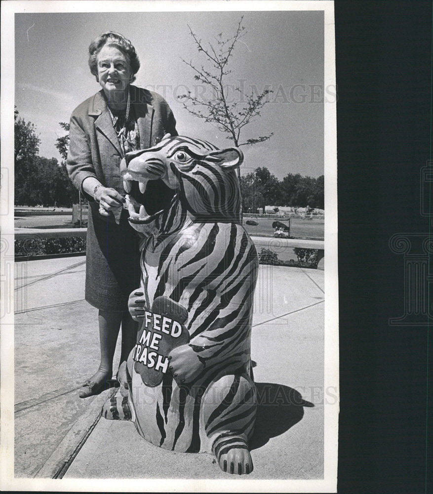 1967 Press Photo Mrs.Henry Van Schaack Feeds Animal - Historic Images