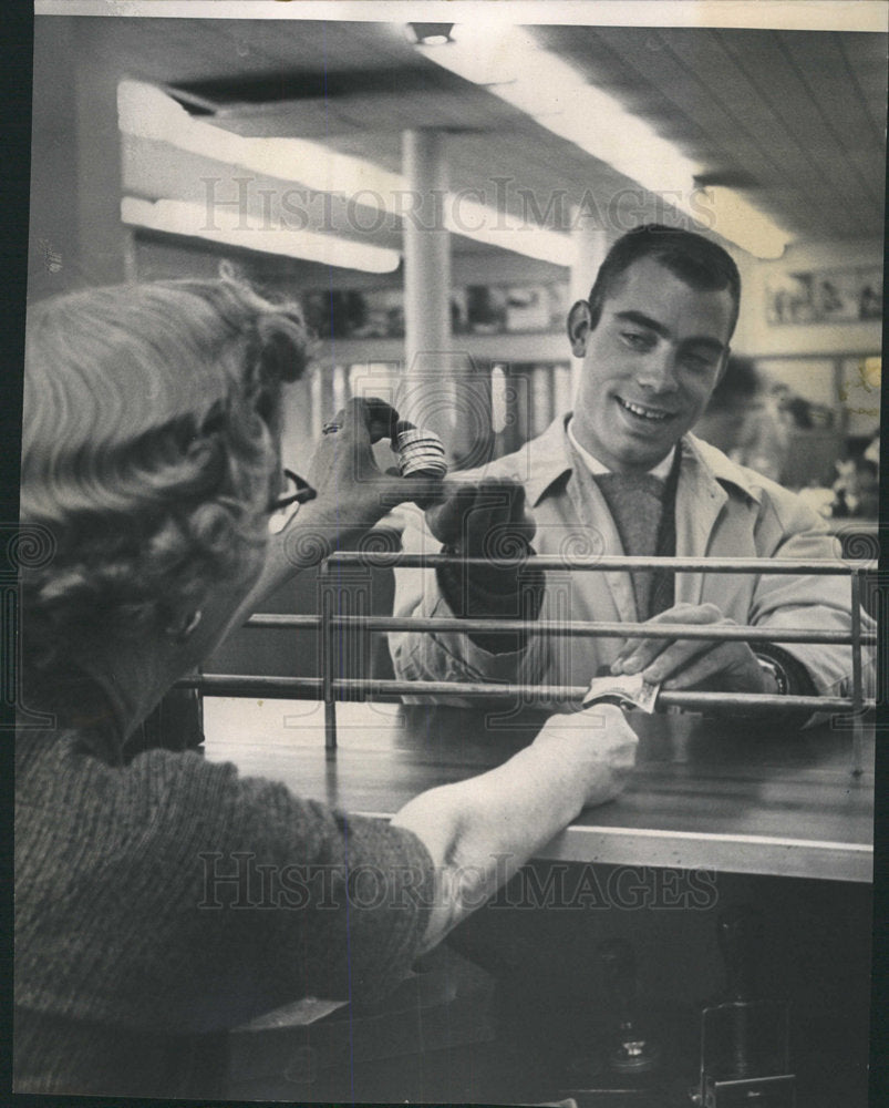 1959 Press Photo Denver Post Exchanging Paper Money - Historic Images