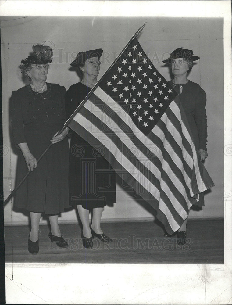 1941 Press Photo Denver Press Council Presented Flag - Historic Images