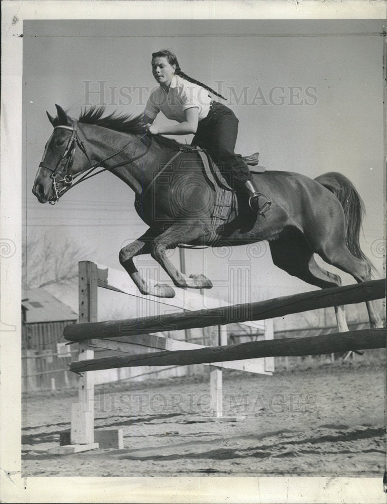 1940 Press Photo Patricia Emery Horse Jockey Pole Race - Historic Images