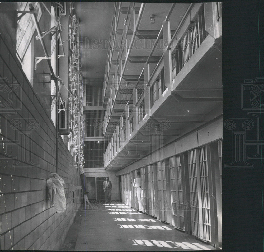 1955 Press Photo Denver County Jail Man Rooms - Historic Images