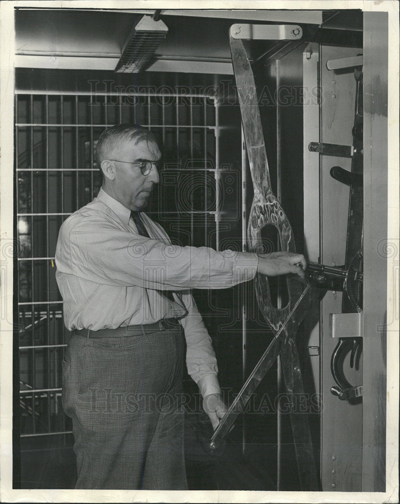 1939 Press Photo Captian Young Cell Door Demostrating - Historic Images