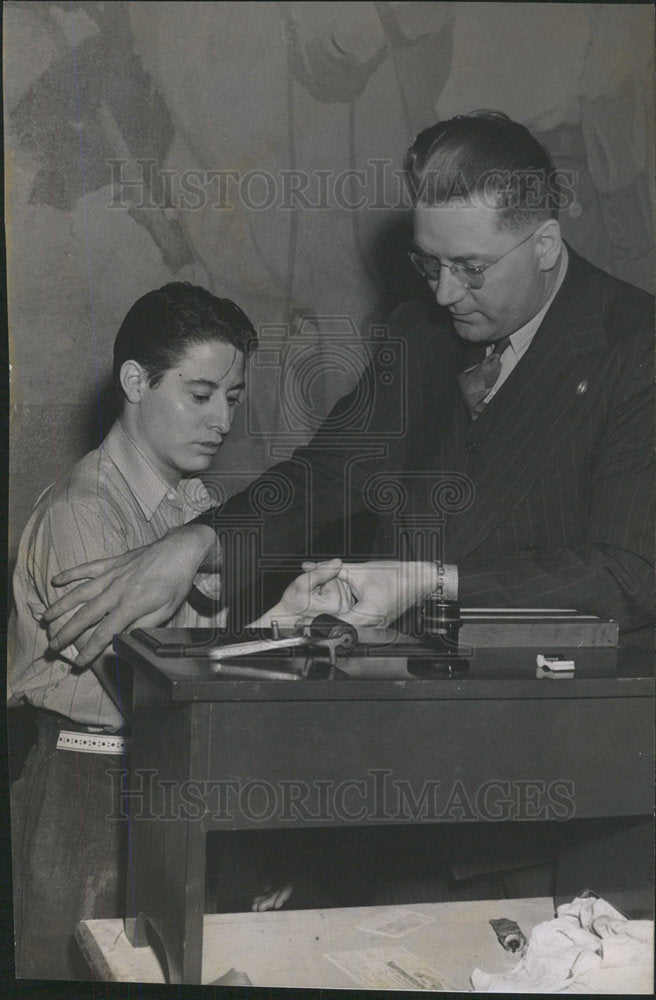 1941 Press Photo Joe Duran Hr Palm finger printing - Historic Images