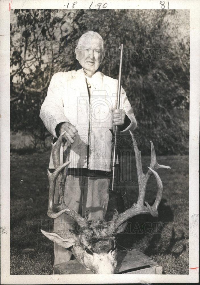 1970 Press Photo Fred Bennon Trophy Size buck rifle old - Historic Images