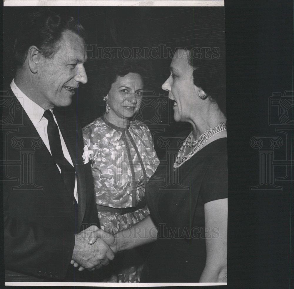 1972 Press Photo Mrs.Virginia Hill meets Rockefeller. - Historic Images