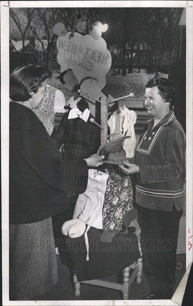 1954 Press Photo Mrs Blanche Bostwick Morton Thorp Hat - Historic Images