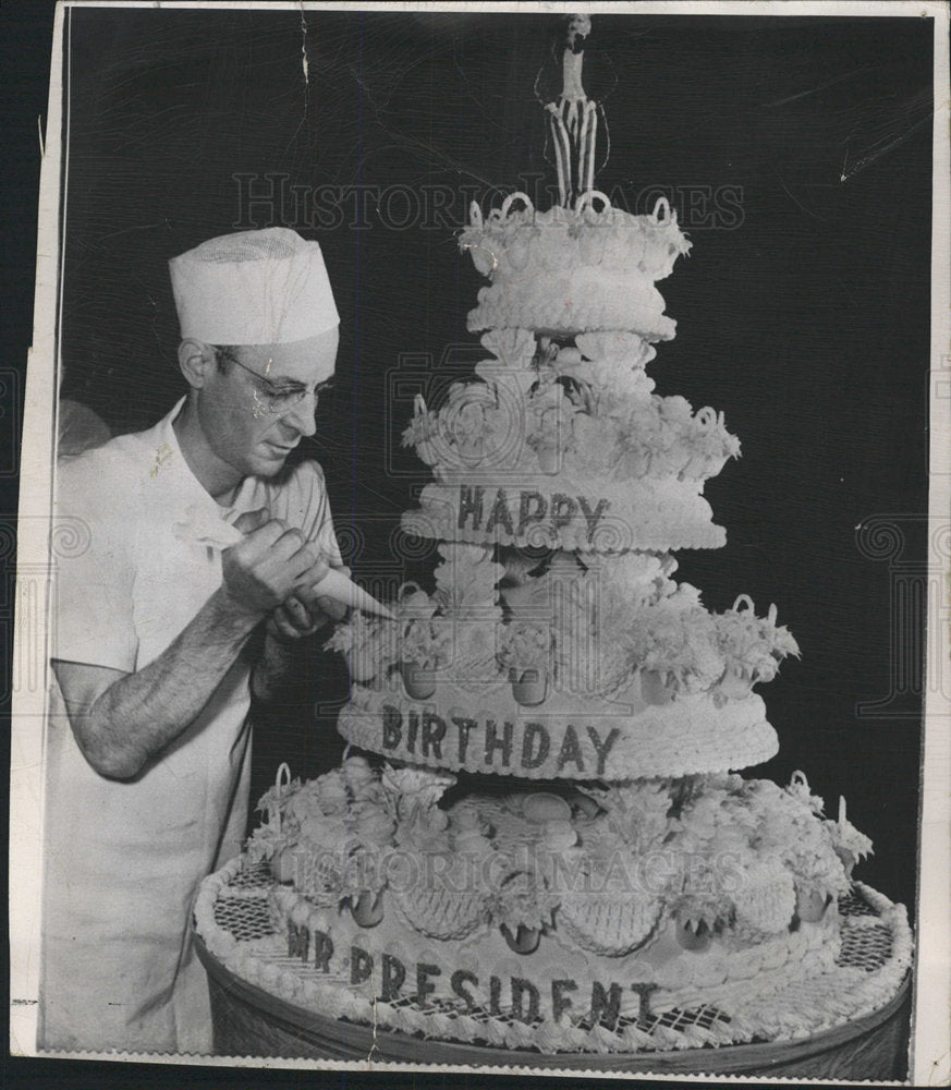 1960 Press Photo Cake designer decorator Paul Ream Six - Historic Images