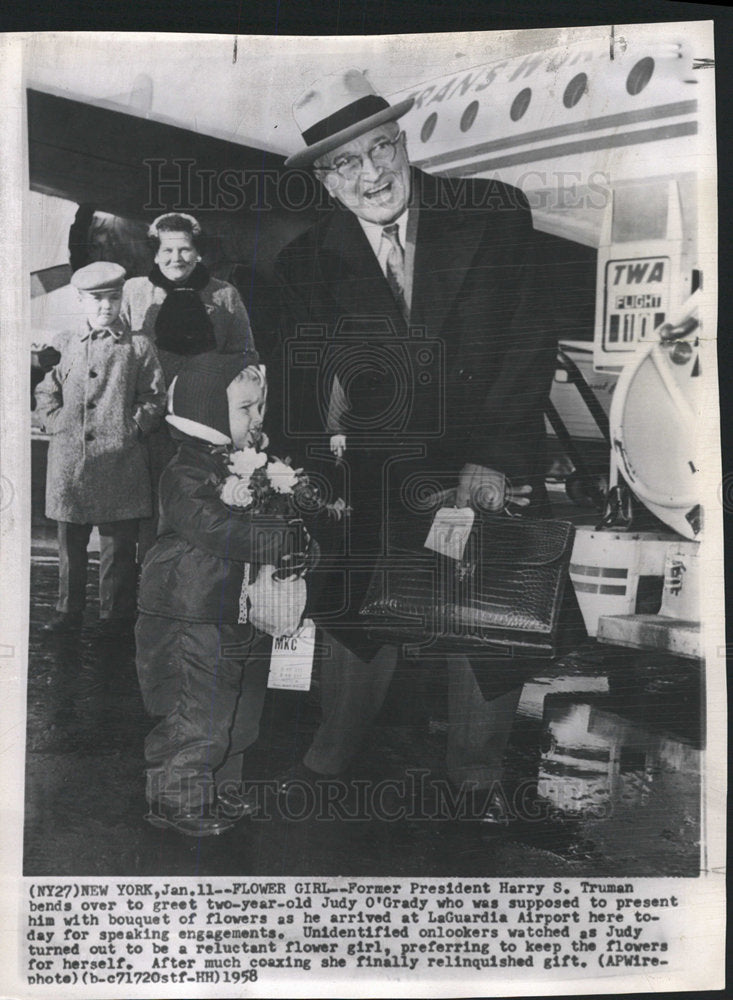 1958 Press Photo Former Harry Truman Judy Grady Flower - Historic Images