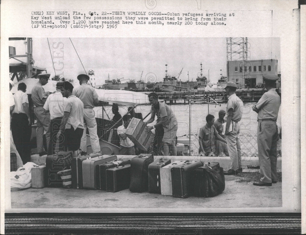 1965 Press Photo Cuban refugees Key West homeland good - Historic Images