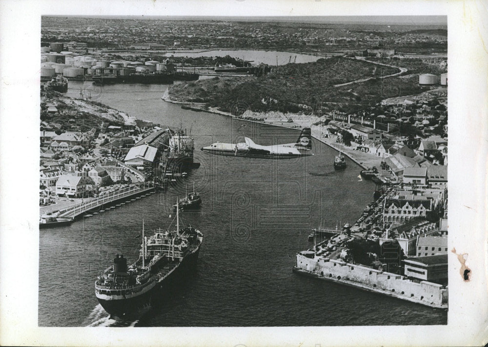 1969 Press Photo Plane Flies Over Harbor Willemstad - Historic Images