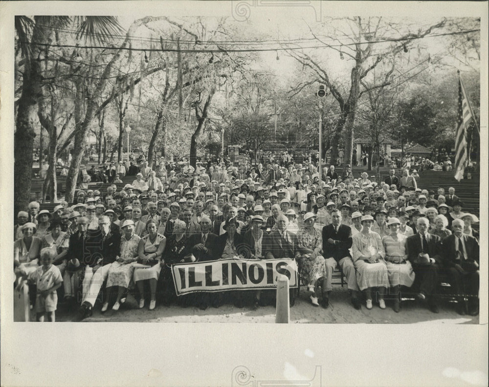 Press Photo Illinois people crowd meeting sits chairs - Historic Images