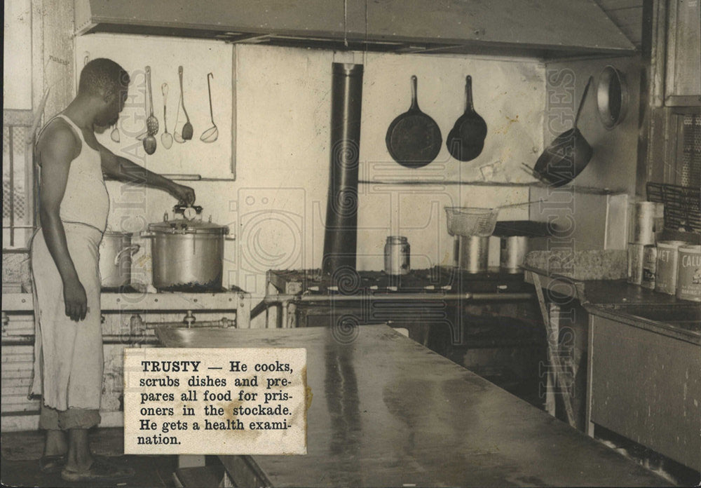 1989 Press Photo Cooks Scurbs dishes prisoners stockade - Historic Images