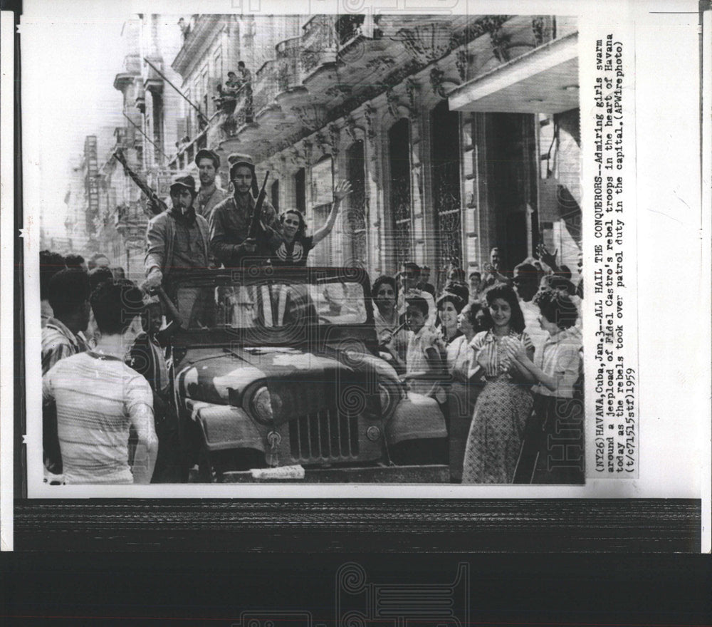1959 Press Photo Admiring girls swarm Fidel Castro took - Historic Images