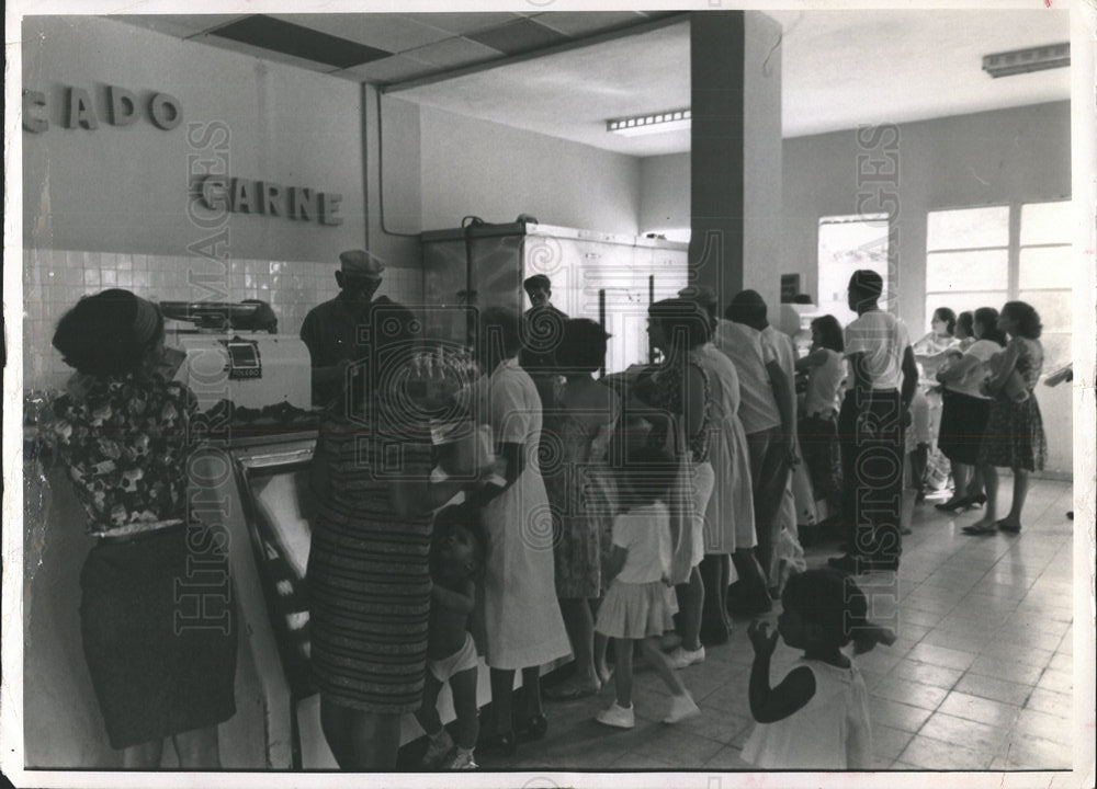 Press Photo People Hours Standing buy Food Carne - Historic Images