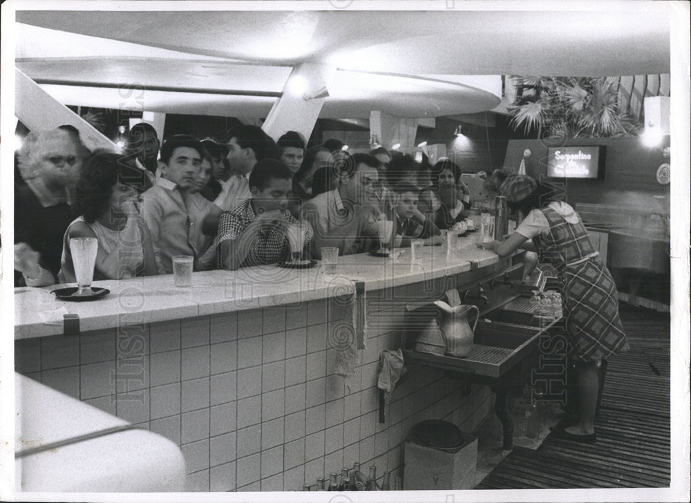 1968 Press Photo Crowd Havana, Cuba Copelia Ice Cream - Historic Images