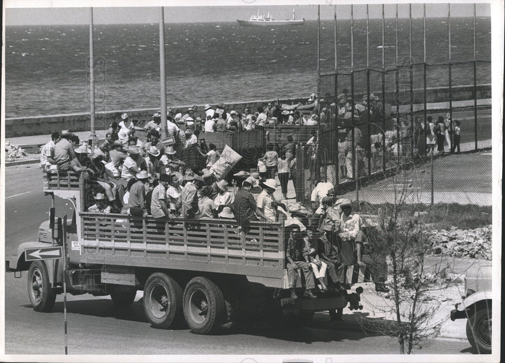 1969 Press Photo Cuba Tourist Industry Workers - Historic Images