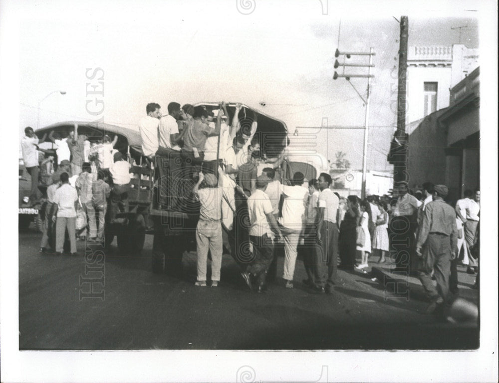 1963 Press Photo Cubans Crowd Russian Trucks - Historic Images