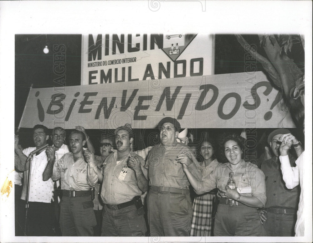 1963 Press Photo Cubans Singing The Internationale - Historic Images