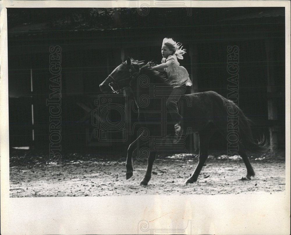 1976 Press Photo Young Girl Riding Horse In Pinella Co. - Historic Images