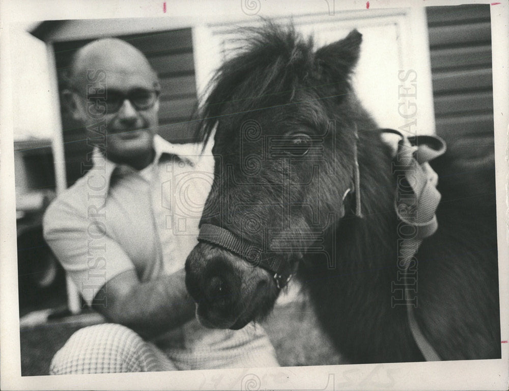 1976 Press Photo Robert Ash Buttons Miniature Horse - Historic Images