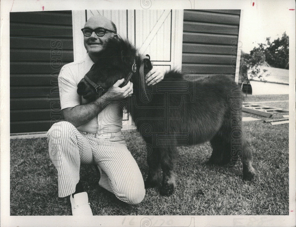 1976 Press Photo Miniature Horse Buttons - Historic Images