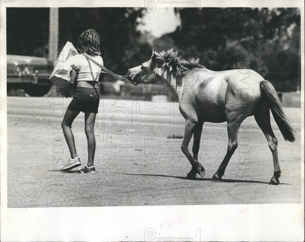 1977 Press Photo Sandy Lowman Guides Her Pony &quot;Sugar&quot; - Historic Images