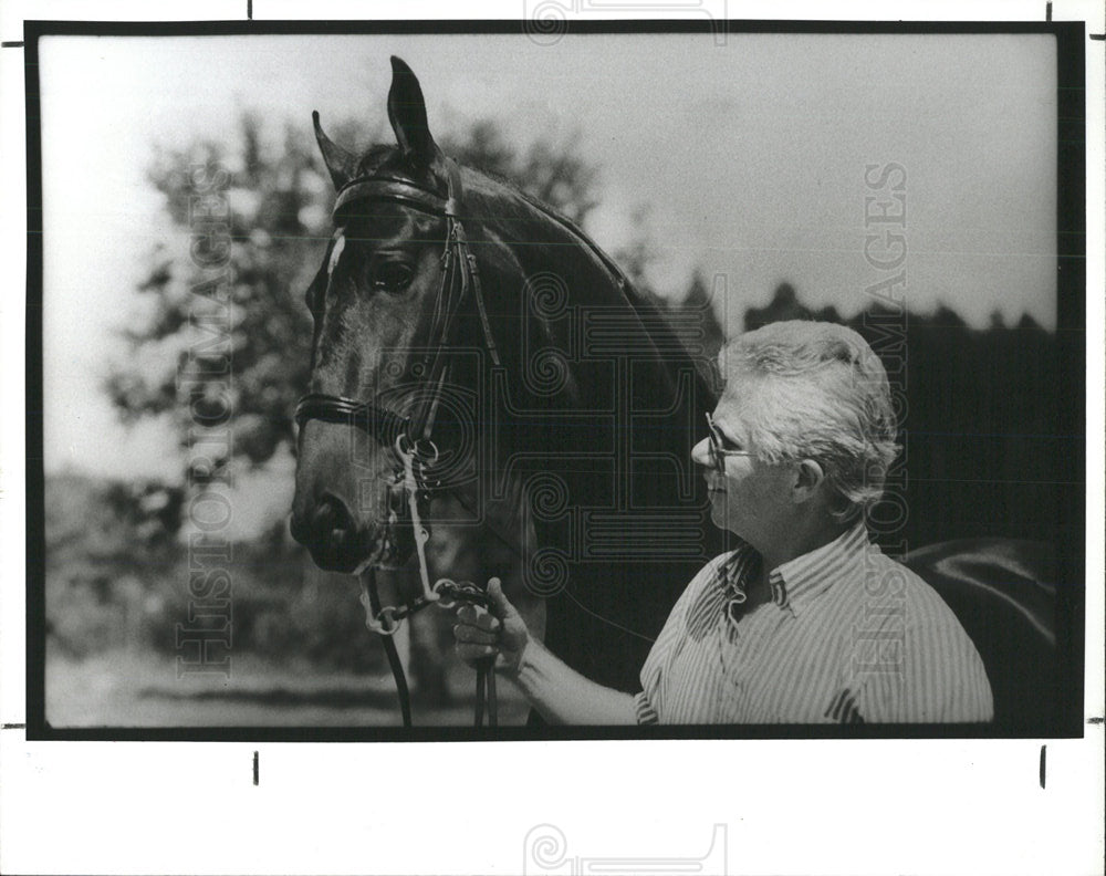 1990 Press Photo Moores Prowler mature horse weigh - Historic Images