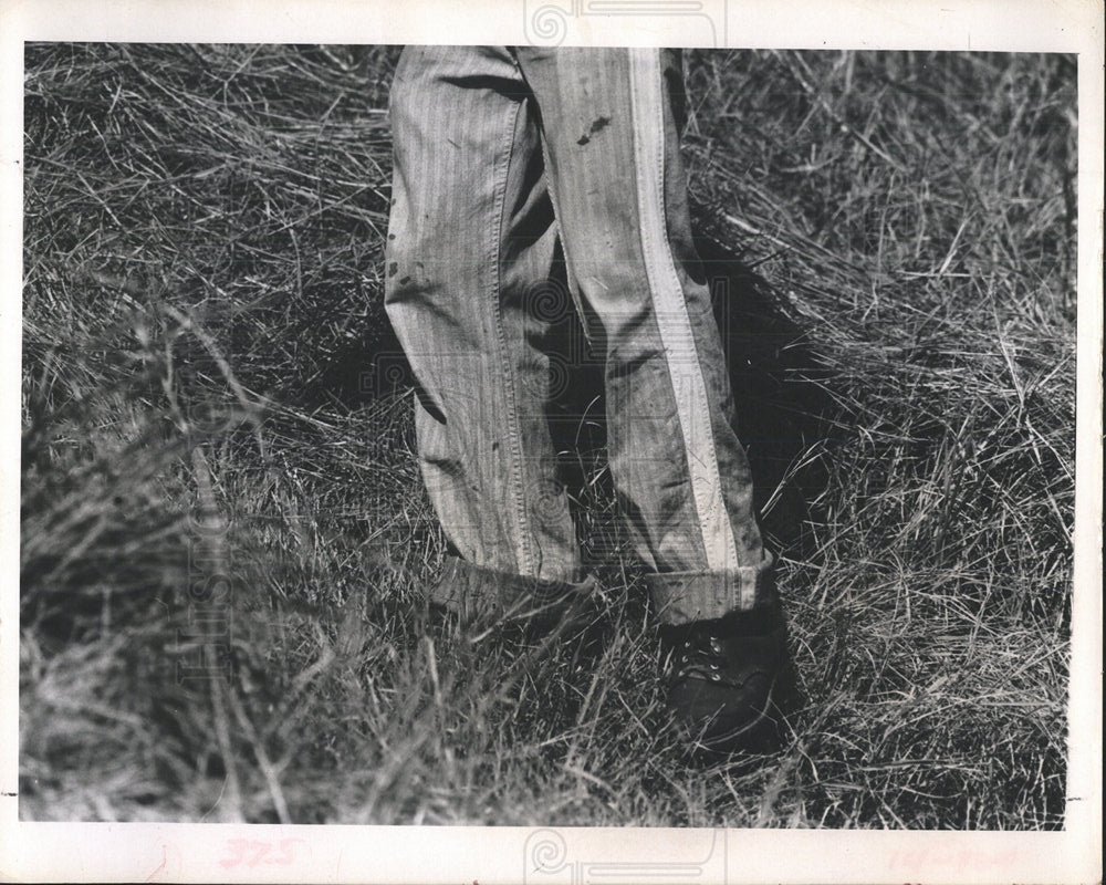 Press Photo Prisoner Prison Uniform - Historic Images