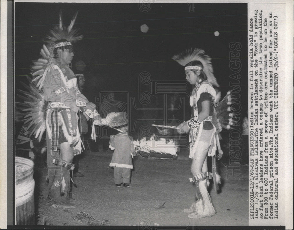 1968 Press Photo Indian Braves Dance On Alcatraz Island - Historic Images