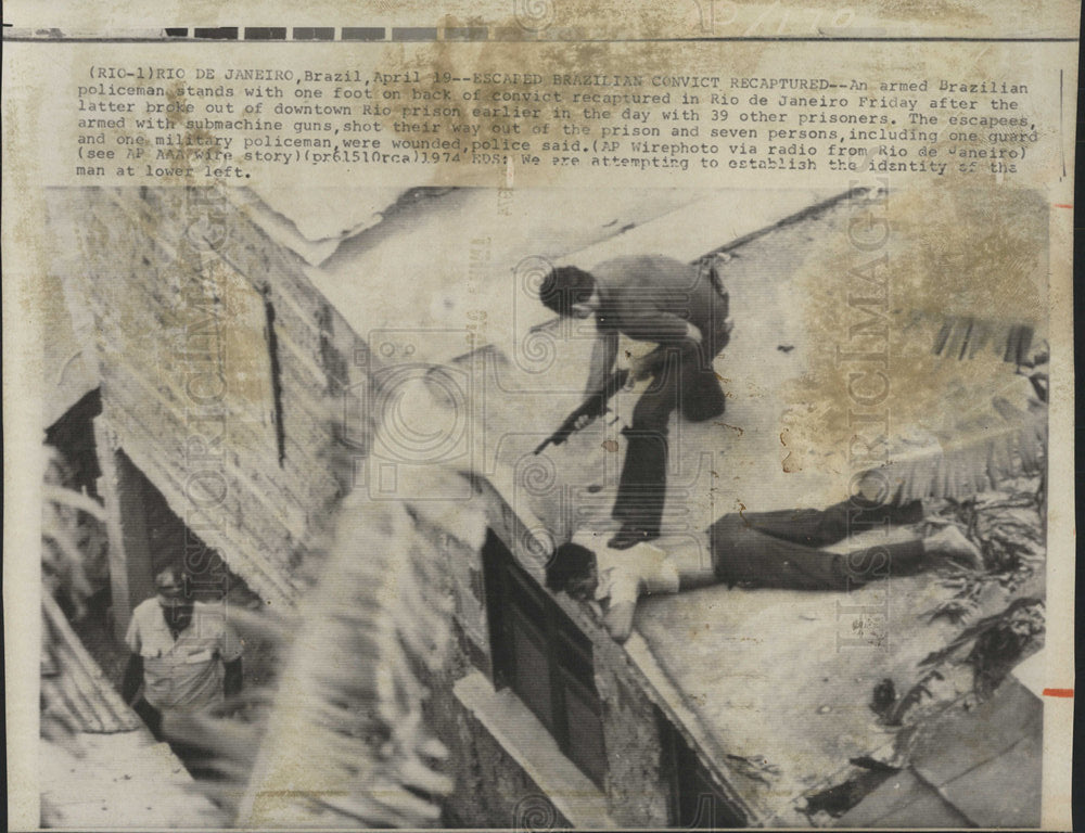 1974 Press Photo policeman jail breaker Brazil capture - Historic Images